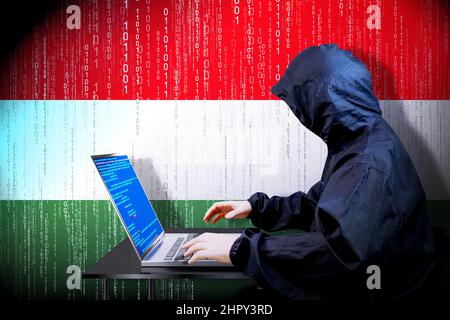 Anonymer kapuzter Hacker, Flagge Ungarns, Binärcode - Cyberangriffskonzept Stockfoto