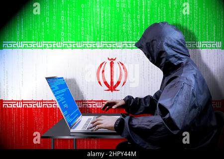 Anonymer kapuzter Hacker, Flagge des Iran, Binärcode - Cyberangriffskonzept Stockfoto