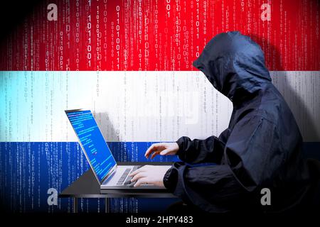 Anonymer kapuzter Hacker, Flagge der Niederlande, Binärcode - Cyberangriffskonzept Stockfoto