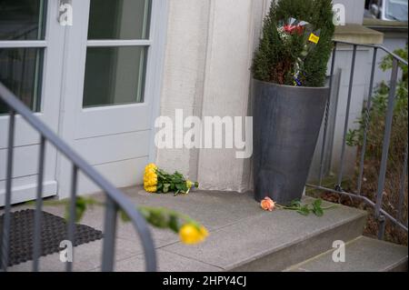 Hamburg, Deutschland. 24th. Februar 2022. Blumen in der Eingangshalle des ukrainischen Konsulats. Russische Truppen haben ihren Angriff auf die Ukraine begonnen. Quelle: Jonas Walzberg/dpa/Alamy Live News Stockfoto