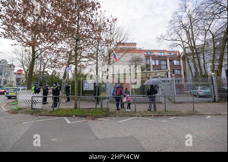 Hamburg, Deutschland. 24th. Februar 2022. Polizisten und Passanten stehen vor dem russischen Generalkonsulat. Russische Truppen haben ihren Angriff auf die Ukraine begonnen. Quelle: Jonas Walzberg/dpa/Alamy Live News Stockfoto