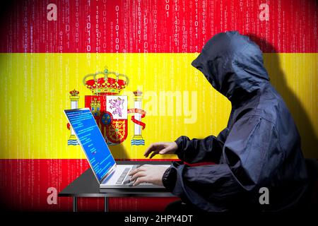 Anonymer kapuzter Hacker, Flagge Spaniens, Binärcode - Cyberangriffskonzept Stockfoto