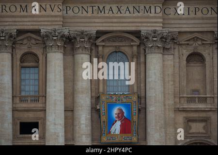 VATIKANSTADT, VATIKAN - 26. APRIL: Auf dem Balkon der Petersbasilika hängt am 26. April 2014 in der Vatikanstadt ein Wandteppich, auf dem Papst Johannes XXIII. Abgebildet ist. Der verstorbene Papst Johannes Paul II. Und Papst Johannes XXIII. Werden am Sonntag, dem 27. April, im Vatikan heilig gesprochen, wenn 800.000 Pilger aus der ganzen Welt anwesend sein werden. ©Andrea Sabbadini Stockfoto