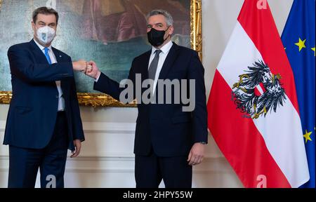 Wien, Österreich. 24th. Februar 2022. Der bayerische Ministerpräsident Markus Söder (L, CSU) und der österreichische Bundeskanzler Karl Nehammer (ÖVP) begrüßen sich vor Gesprächen im Kanzleramt. Quelle: Sven Hoppe/dpa/Alamy Live News Stockfoto