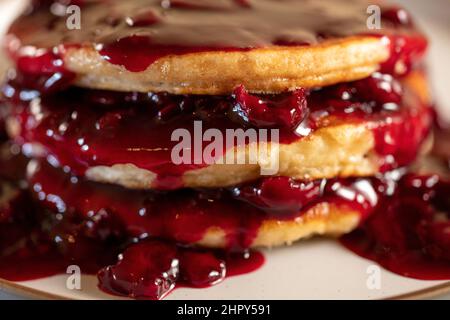 Stapel leckerer Kirschpfannkuchen Stockfoto