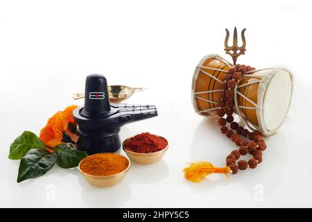 Happy Maha Shivaratri Grußkarte - Shiva Linga geschmückt mit Blumen, Trishula, Damru und Bilva-Blättern. Hinduistisches Fest, das von Shiva Lord gefeiert wird Stockfoto