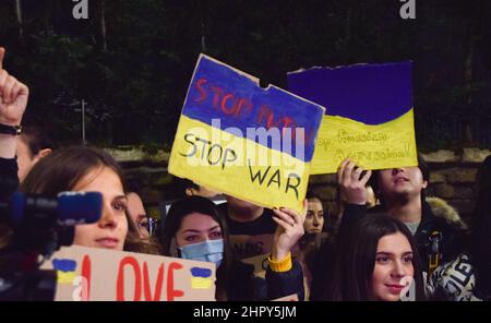 London, Großbritannien. 23rd. Februar 2022. Demonstranten versammelten sich vor der russischen Botschaft in London, um gegen die russische Invasion in der Ukraine zu protestieren. Stockfoto