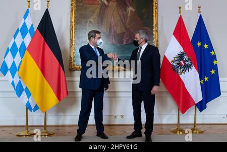 Wien, Österreich. 24th. Februar 2022. Der bayerische Ministerpräsident Markus Söder (L, CSU) und der österreichische Bundeskanzler Karl Nehammer (ÖVP) begrüßen sich vor Gesprächen im Kanzleramt. Quelle: Sven Hoppe/dpa/Alamy Live News Stockfoto