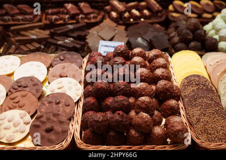 Schokoladentrüffelkugeln auf dem Marktschalter Stockfoto