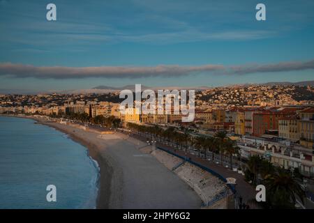 Ein Blick am frühen Morgen auf den Strand, die Promenade des Anglais und die Stadt Nizza, Cote d'Azur, Frankreich Stockfoto