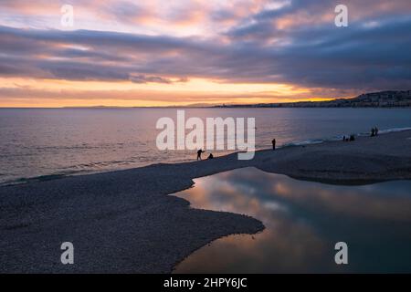 Sonnenuntergänge am Strand von Nizza, Cote d'Azur, Frankreich Stockfoto