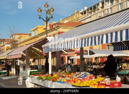 Obst zum Verkauf auf dem Markt auf dem Cours Saleya in der Altstadt von Nizza, Frankreich Stockfoto