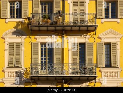Ein farbenfrohes Gebäude im traditionellen Stil in der Altstadt von Nizza, Cote d’Azur, Frankreich Stockfoto