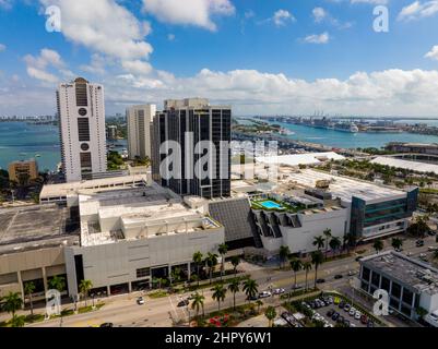 Miami, FL, USA - 15. Februar 2022: Luftbild Hilton Hotel Downtown Miami am Biscayne Blvd Stockfoto