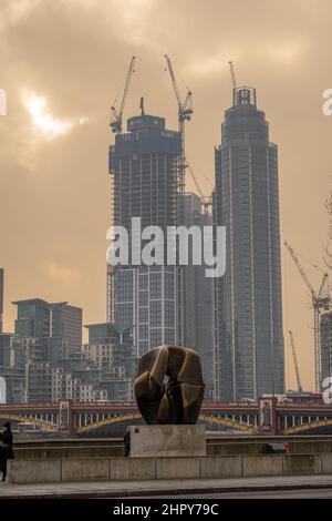 Wolkenkratzer-Entwicklung bei Nine Elms vom Nordufer der Themse und der Vauxhall-Brücke. Das höchste Gebäude ist der St Georges Wharf Tower mit weiteren Gebäuden Stockfoto