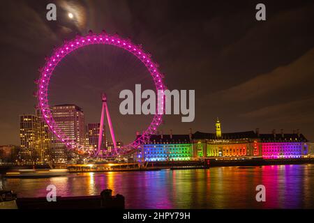 Das London Eye und die Old County Hall wurden nachts mit einem Vollmond beleuchtet Stockfoto