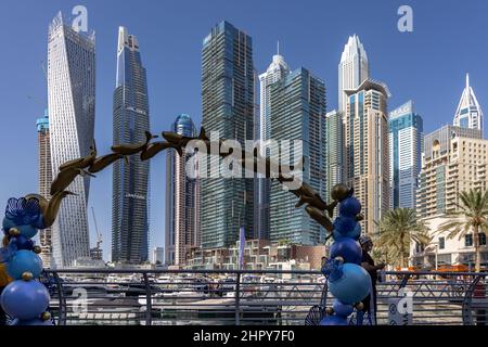 Dubai Marina Walk mit dem Hafen und Wolkenkratzern im Hintergrund, Vereinigte Arabische Emirate. Stockfoto