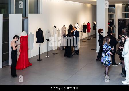 Mailand, Italien. 21st. Februar 2022. Kleider in Spazio Leonardo gesehen. Ikonische Kleider des Atelier Balde und wertvolle Accessoires von Eyelet Milano wurden auf einer Eröffnungsfeier im Spazio Leonardo in Mailand präsentiert. Die Ausstellung wird bis zum 25th. Februar während der Milan Fashion Week Herbst/Winter 2022/23 stattfinden. Kredit: SOPA Images Limited/Alamy Live Nachrichten Stockfoto