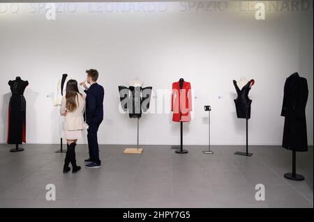 Mailand, Italien. 21st. Februar 2022. Zwei Gastgeber in der Ausstellung. Ikonische Kleider des Atelier Balde und wertvolle Accessoires von Eyelet Milano wurden auf einer Eröffnungsfeier im Spazio Leonardo in Mailand präsentiert. Die Ausstellung wird bis zum 25th. Februar während der Milan Fashion Week Herbst/Winter 2022/23 stattfinden. Kredit: SOPA Images Limited/Alamy Live Nachrichten Stockfoto