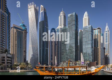 Dubai Marina Viertel in Dubai mit zahlreichen Wohnhochhäusern und Hotels, Vereinigte Arabische Emirate. Stockfoto