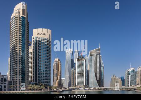 Dubai Marina Viertel in Dubai mit zahlreichen Wohnhochhäusern und Hotels, Vereinigte Arabische Emirate. Stockfoto