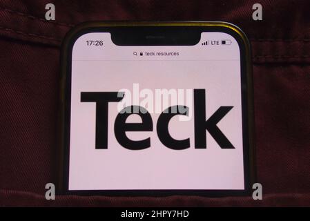 KONSKIE, POLEN - 22. Februar 2022: Das Teck Resources Limited-Logo wird auf dem Mobiltelefon in der Jeans-Tasche versteckt angezeigt Stockfoto