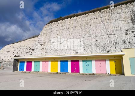 Saltdean Undercliff Walk mit bunten Strandhütten, die im Winter eingeschlossen sind Stockfoto