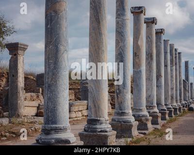 Agora-Säulen mit tollem Blick auf den Himmel in Perge oder Perga, der antiken griechischen Stadt, die einst Hauptstadt von Pamphylien in Antalya, Türkei, am warmen Oktobernachmittag war. Stockfoto