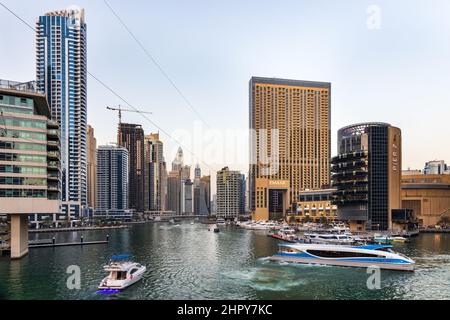 Dubai Marina Skyline, mit Blick auf die Dubai Marina Mall, Vereinigte Arabische Emirate. Stockfoto