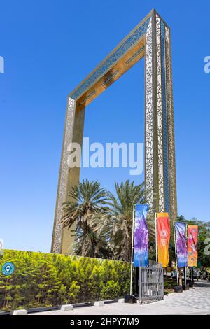 Der Dubai Frame, eine Touristenattraktion und Wahrzeichen im Zabeel Park, mit einer erhöhten Aussichtsplattform, in Dubai, Vereinigte Arabische Emirate. Stockfoto