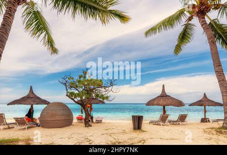 Coco Palmen auf Korallen weißen Sand im Sommerurlaub Strand und tropisches Meer auf Mauritius Insel. Stockfoto