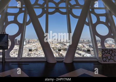 Blick vom Inneren des Dubai Frame, einer Touristenattraktion und Wahrzeichen im Zabeel Park, mit einer erhöhten Aussichtsplattform, in Dubai, VAE Stockfoto