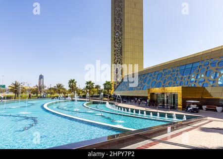Wasserfontänen neben dem Dubai Frame, einer Touristenattraktion und Wahrzeichen im Zabeel Park, mit einer erhöhten Aussichtsplattform, in Dubai, VAE Stockfoto