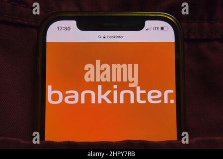 KONSKIE, POLEN - 22. Februar 2022: Bankinter SA-Logo auf dem Mobiltelefon, versteckt in der Jeans-Tasche Stockfoto