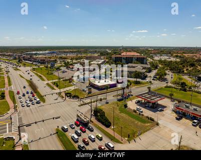 Kissimmee Orlando, FL, USA - 20. Februar 2022: Luftaufnahme des W Irlo Bronson Memorial Hwy Stockfoto