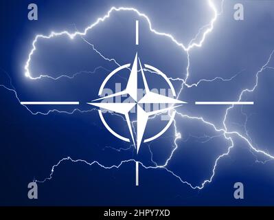 NATO-Flaggenmuster mit Blitz, Krieg-Sturm-Konzept Stockfoto