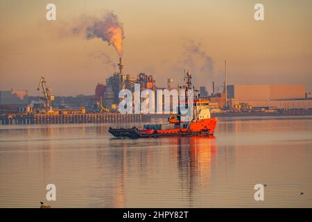 Schleppe an der Themse mit den Industrieanlagen von West Thurrock dahinter Stockfoto