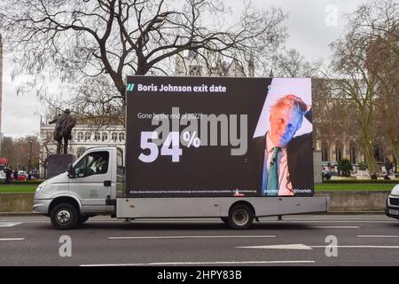 London, Großbritannien. 23rd. Februar 2022. Auf dem Parliament Square ist Smarkets, eine mobile Werbeanzeige des Wettbörsen-Unternehmens, zu sehen, die eine Wahrscheinlichkeit von 54 % des Ausscheids von Boris Johnson bis Ende 2022 zeigt. Kredit: SOPA Images Limited/Alamy Live Nachrichten Stockfoto