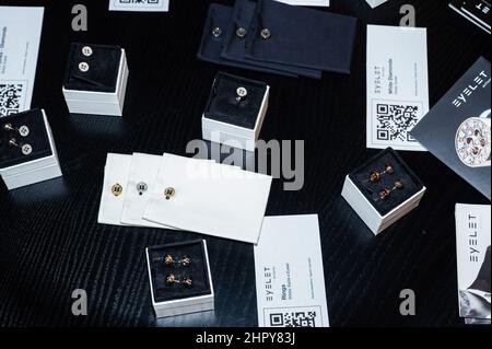 Mailand, Italien. 21st. Februar 2022. In der Ausstellung zu sehen sind die Accessoires von Ösen. Ikonische Kleider des Atelier Balde und wertvolle Accessoires von Eyelet Milano wurden auf einer Eröffnungsfeier im Spazio Leonardo in Mailand präsentiert. Die Ausstellung wird bis zum 25th. Februar während der Milan Fashion Week Herbst/Winter 2022/23 stattfinden. (Bild: © Valeria Ferraro/SOPA Images via ZUMA Press Wire) Stockfoto