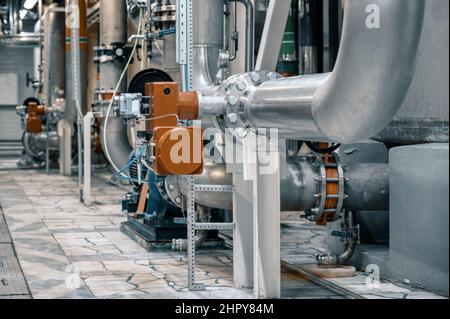 Dosiersteuerventile und Flüssigkeitszähler auf Rohrleitungssystem Stockfoto