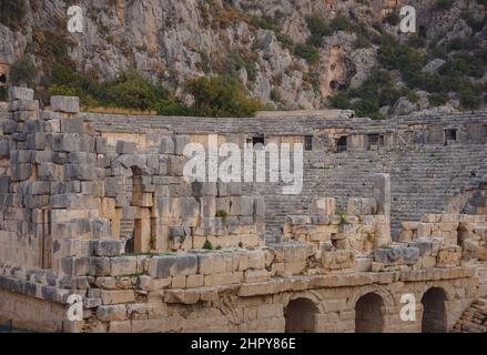 Ruinen des antiken griechisch-römischen Amphitheaters in Myra, alter Name - Demre, Türkei. Myra ist eine antike Stadt in Lykien, wo sich die kleine Stadt Kale heute in der heutigen türkischen Provinz Antalya befindet. Stockfoto