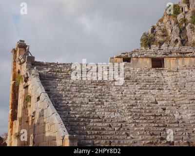 Ruinen des antiken griechisch-römischen Amphitheaters in Myra, alter Name - Demre, Türkei. Myra ist eine antike Stadt in Lykien, wo sich die kleine Stadt Kale heute in der heutigen türkischen Provinz Antalya befindet. Stockfoto