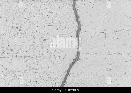 Riss auf weißem Beton Oberfläche verwitterten Zement abgenutzt Textur gebrochen abstrakt beschädigt Muster Hintergrund. Stockfoto