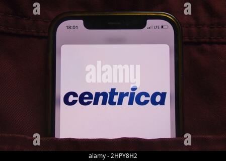 KONSKIE, POLEN - 22. Februar 2022: Centrica plc-Logo auf dem Mobiltelefon, versteckt in der Jeans-Tasche Stockfoto