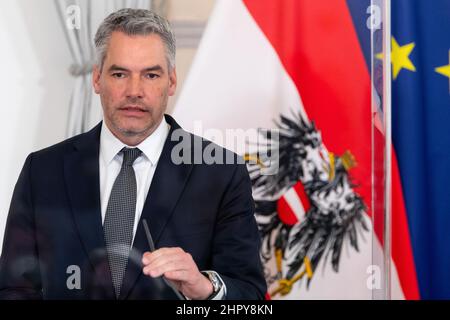 Wien, Österreich. 24th. Februar 2022. Karl Nehammer (VP), Bundeskanzler von Österreich, nimmt nach Gesprächen mit dem bayerischen Ministerpräsidenten im Kanzleramt an einer Pressekonferenz Teil. Quelle: Sven Hoppe/dpa/Alamy Live News Stockfoto