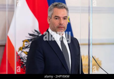 Wien, Österreich. 24th. Februar 2022. Karl Nehammer (ÖVP), Bundeskanzler von Österreich, nimmt nach Gesprächen mit dem bayerischen Ministerpräsidenten im Kanzleramt an einer Pressekonferenz Teil. Quelle: Sven Hoppe/dpa/Alamy Live News Stockfoto