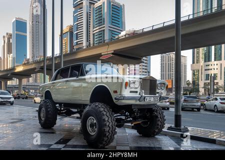 Custom Rolls Royce Silver Shadow II parkte in der Nähe der Sheikh Zayed Road, die U-Bahn-Linie in der Nähe von Dubai, Vereinigte Arabische Emirate (VAE). Stockfoto