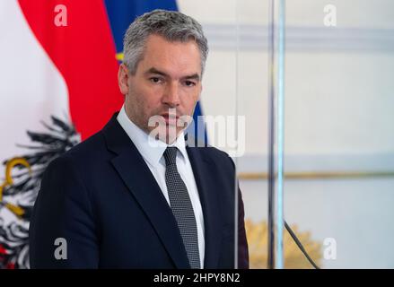 Wien, Österreich. 24th. Februar 2022. Karl Nehammer (VP), Bundeskanzler von Österreich, nimmt nach Gesprächen mit dem bayerischen Ministerpräsidenten im Kanzleramt an einer Pressekonferenz Teil. Quelle: Sven Hoppe/dpa/Alamy Live News Stockfoto