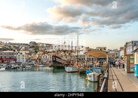 Waterfront of Brixham an der Küste von Torbay, England, Devon, Großbritannien Stockfoto