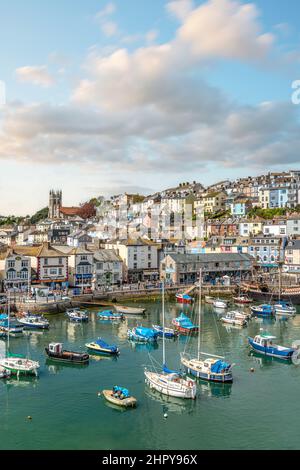 Blick über Brixham an der Küste von Torbay, Devon, England, Großbritannien Stockfoto